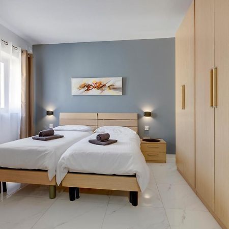 Chic 2Br Penthouse Steps From The Promenade Apartman Sliema Kültér fotó