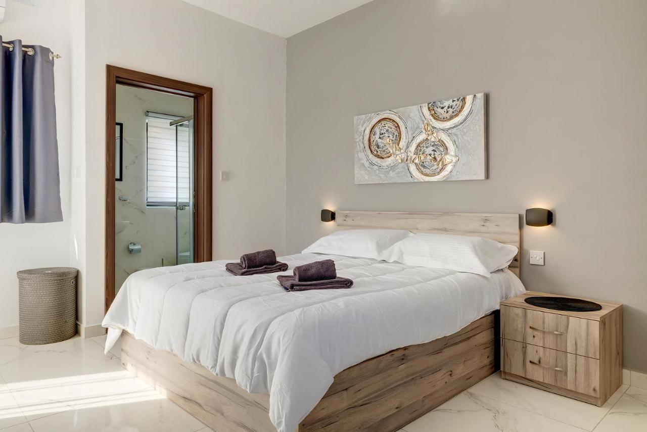 Chic 2Br Penthouse Steps From The Promenade Apartman Sliema Kültér fotó