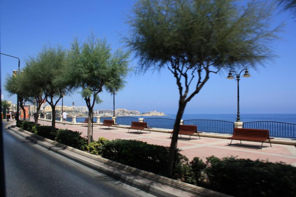Chic 2Br Penthouse Steps From The Promenade Apartman Sliema Kültér fotó