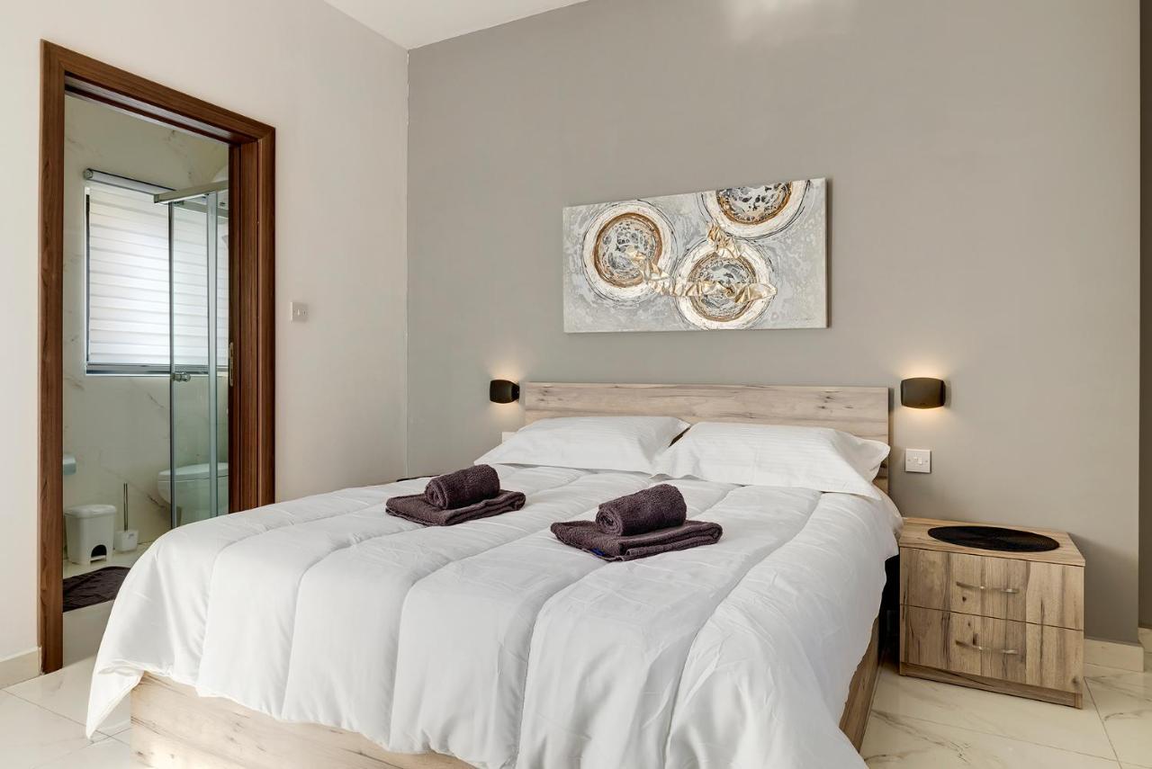 Chic 2Br Penthouse Steps From The Promenade Apartman Sliema Kültér fotó