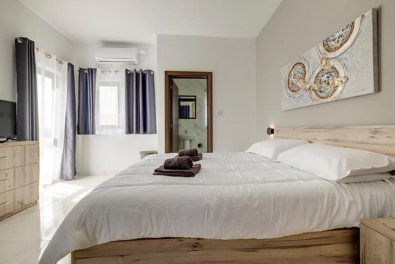 Chic 2Br Penthouse Steps From The Promenade Apartman Sliema Kültér fotó