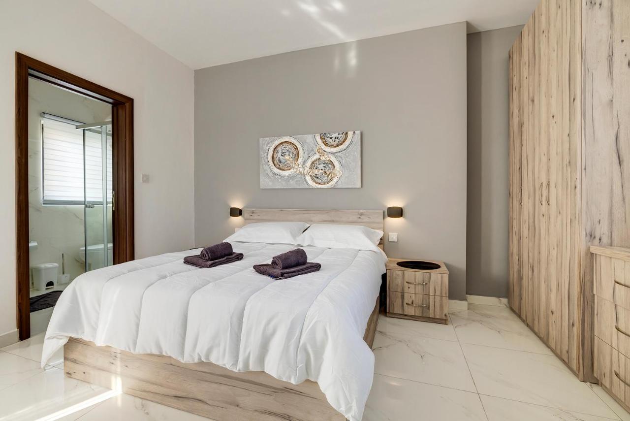 Chic 2Br Penthouse Steps From The Promenade Apartman Sliema Kültér fotó