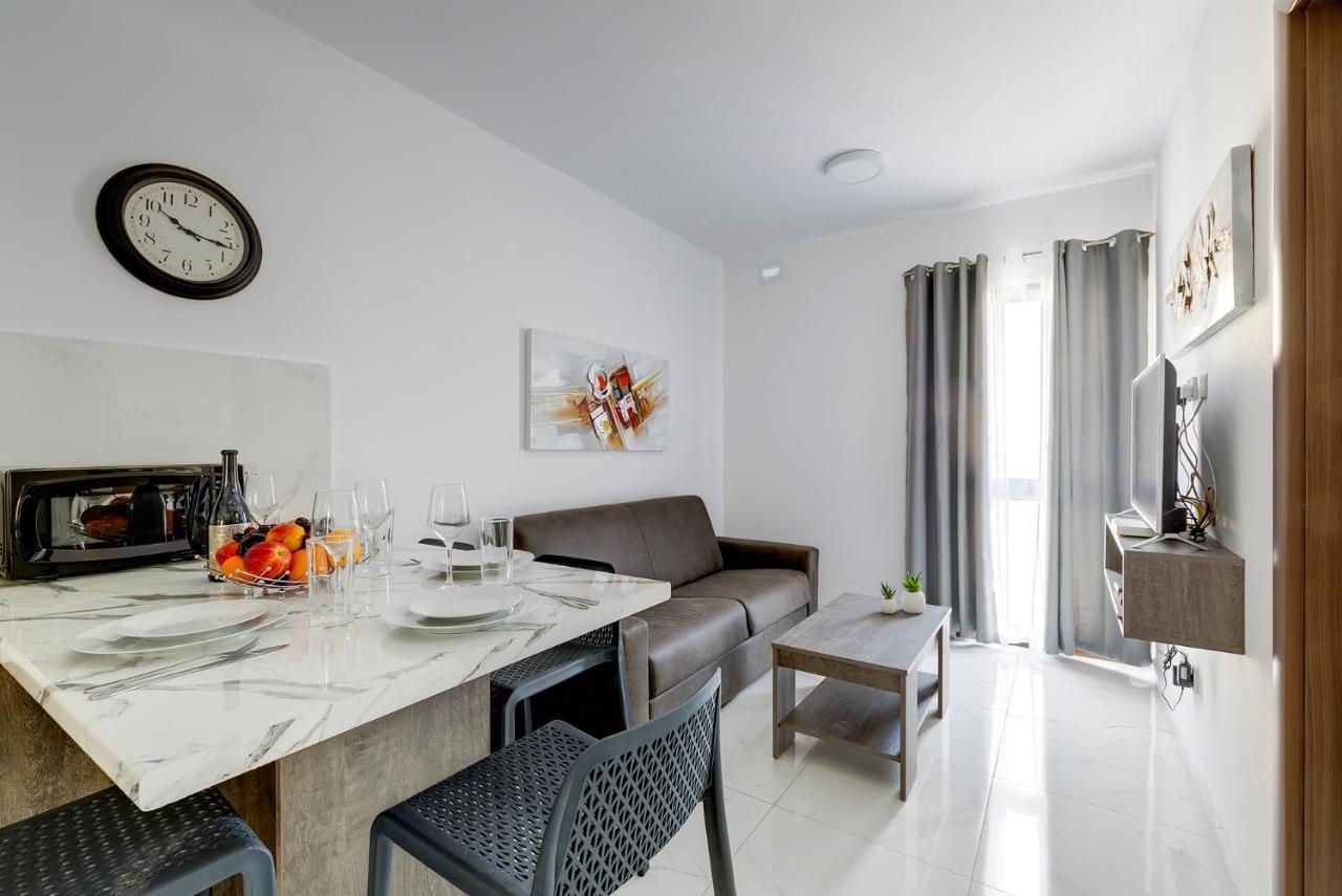 Chic 2Br Penthouse Steps From The Promenade Apartman Sliema Kültér fotó