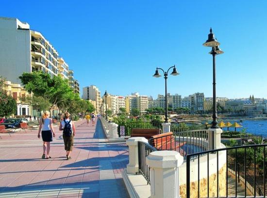 Chic 2Br Penthouse Steps From The Promenade Apartman Sliema Kültér fotó