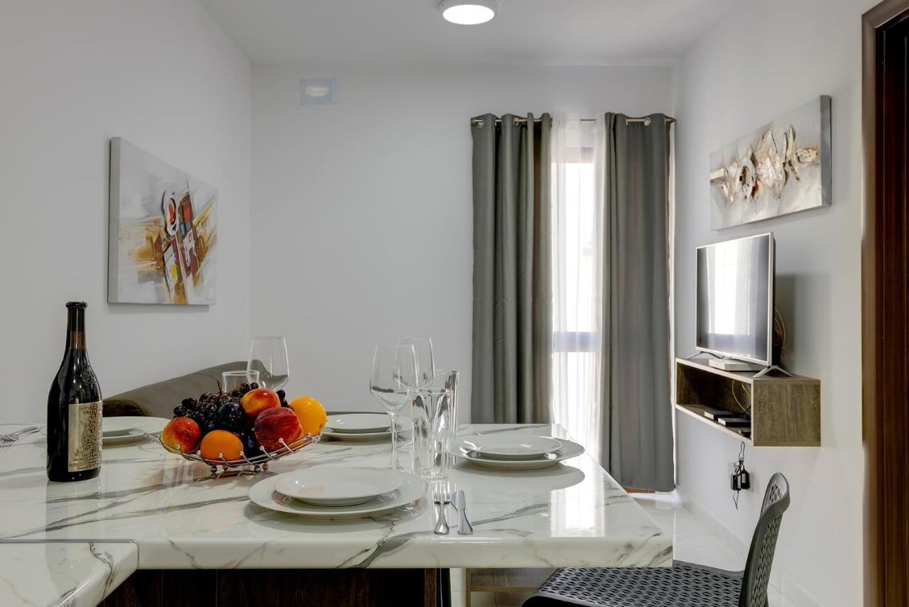 Chic 2Br Penthouse Steps From The Promenade Apartman Sliema Kültér fotó