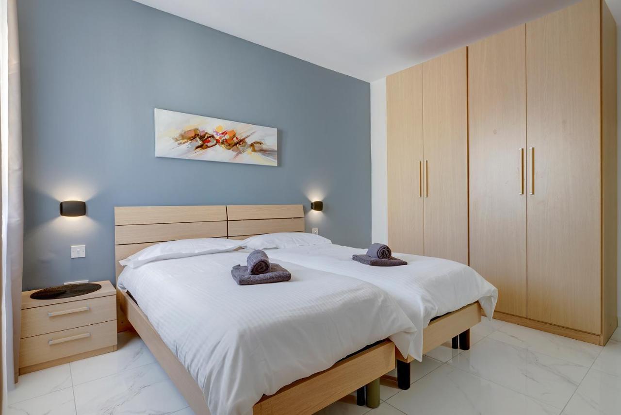Chic 2Br Penthouse Steps From The Promenade Apartman Sliema Kültér fotó